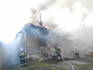 Při požáru stodoly vznikla škoda dva miliony korun. Majitel objektu se popálil