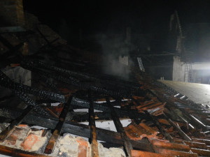 Při požáru stodoly vznikla škoda dva miliony korun. Majitel objektu se popálil