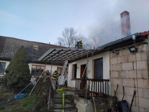 Při požáru stodoly vznikla škoda dva miliony korun. Majitel objektu se popálil