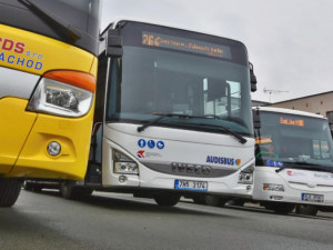 Autobusoví dopravci navrhují kvůli nedostatku řidičů prázdninový provoz