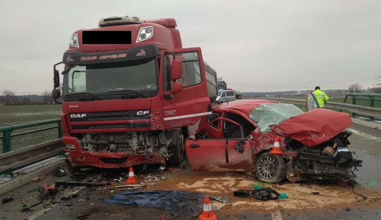Řidič kamionu zastavil u nehody. Z protisměru do něj najelo další auto