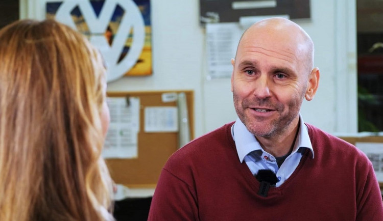 Projekt realizuje jihočeská společnost Kurýr media, za kterou stojí, společně s dalšími spolupracovníky, českobudějovický podnikatel Dalibor Uhlíř.