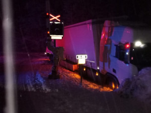 Nehoda kamionu na železničním přejezdu u Suchodla nad Lužnicí.