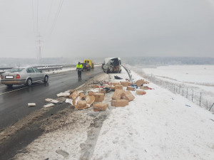 Na dálnici D3 do stojící dodávky narazil osobní automobil.
