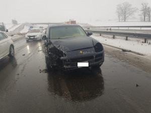 Na dálnici D3 do stojící dodávky narazil osobní automobil.