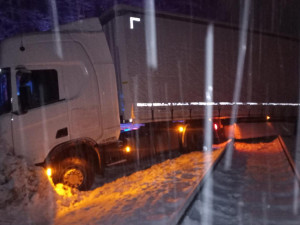 Nehoda kamionu na železničním přejezdu u Suchodla nad Lužnicí.