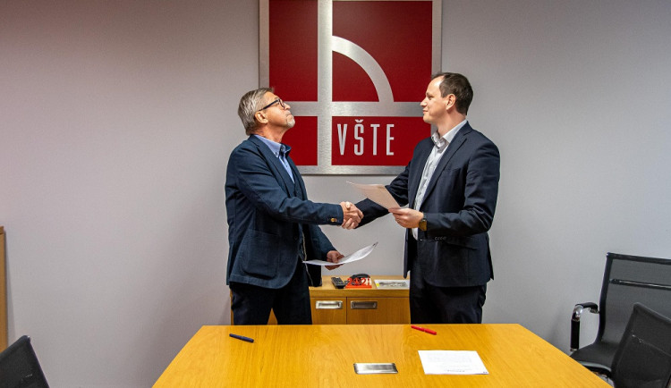 Vladimír Koubek, předseda představenstva SK Dynamo a Vojtěch Stehel rektor VŠTE, při podpisu memoranda o spolupráci.