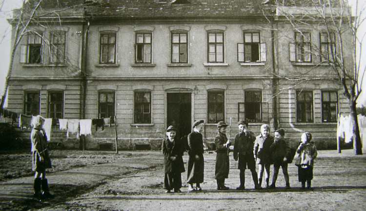 Děti na dvoře Šmídovny na Pražské v roce 1950.