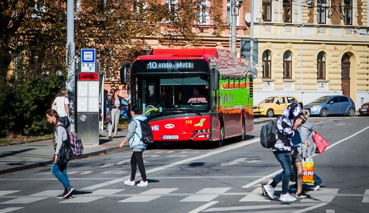 V autobusech budějovického dopravního podniku je možné platit kartou