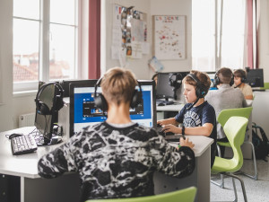 Laboratoře cizích jazyků.