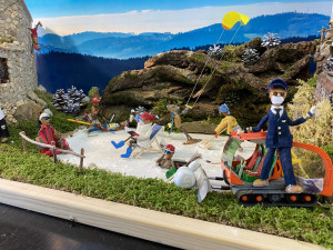 Jan Tlášek ze žaludů a dubových větviček vyrobil například postavu známého vodního záchranáře, místní otužilkyni nebo model zříceniny Vítkova Hrádku.