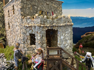 Jan Tlášek ze žaludů a dubových větviček vyrobil například postavu známého vodního záchranáře, místní otužilkyni nebo model zříceniny Vítkova Hrádku.