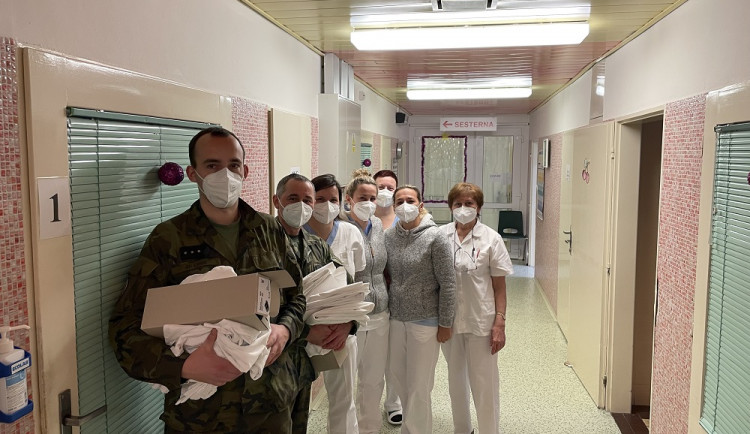 V prachatické nemocnici pomáhají vojáci.