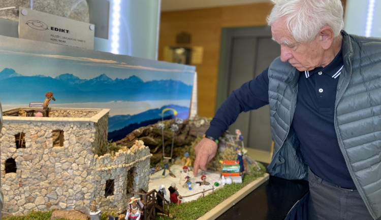 Betlém s lipenskými motivy a osobnostmi z regionu i z jiných míst vytvořil českobudějovický důchodce Jan Tlášek.