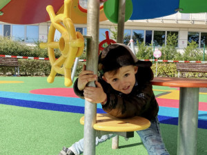 Kousek radosti za nemocničním oknem. Nadační fond shání peníze na nové dětské hřiště u motolské nemocnice