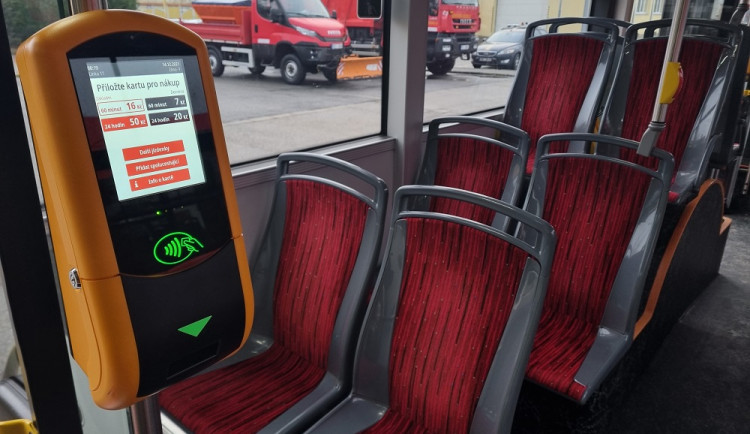 Testování dopravních novinek přináší platby ve vozech MHD i inovované predikce příjezdů
