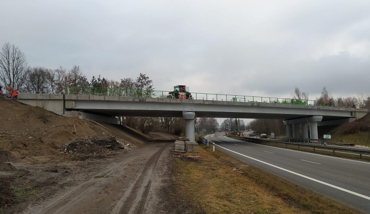 Práce na mostu ve směru z Českých Budějovic na Hlubokou nad Vltavou končí.