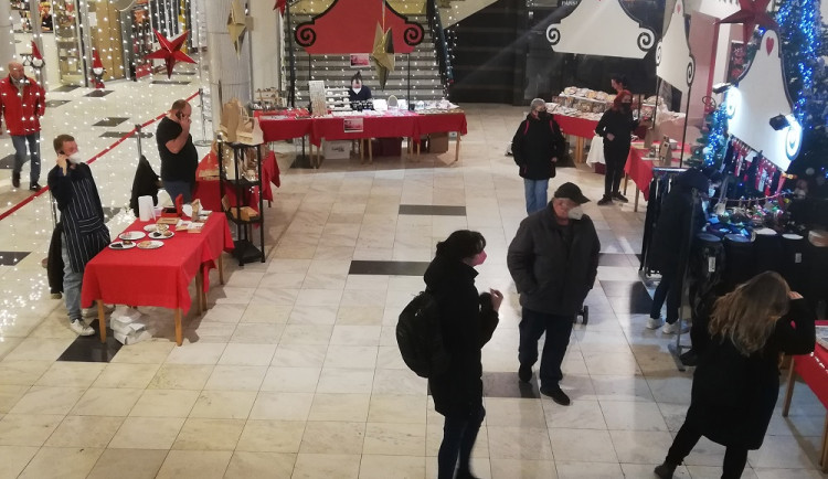 Prodejci se z adventních trhů přestěhovali do Metropolu