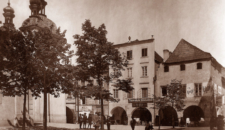 Klasicistní dům s vysokou atikou v Kněžské 12, rodný dům legendy Národního divaldala Eduarda Kohoura.