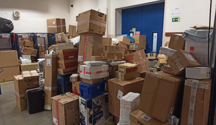 Pošta v nynější špičce přepraví až 750 tisíc balíků denně. Je to méně než minulý rok