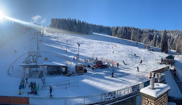 První víkend letošní zimní lyžařské sezóny proběhl i v lyžařském areálu Zadov na Šumavě, a to velmi úspěšně