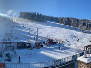 První víkend letošní zimní lyžařské sezóny proběhl i v lyžařském areálu Zadov na Šumavě, a to velmi úspěšně