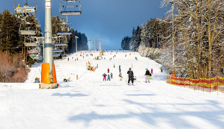 Lyžujte ve Skiareálu Lipno za ceny vedlejší sezóny až do Štědrého dne