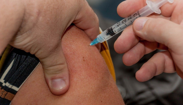 Pro starší 45 let se ode dneška zkrátila lhůta pro přeočkování proti covidu