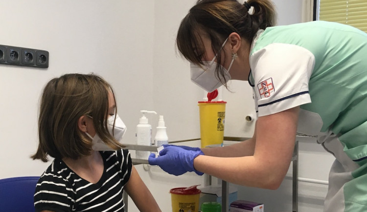 Na jihu Čech začalo na dvou místech očkování dětí proti covidu-19