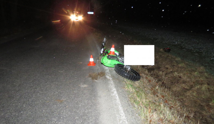 Motorkář vyjel ze silnice a naboural. Nehodu nepřežil