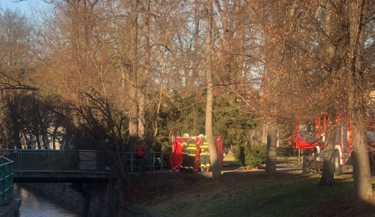 V Mlýnské stoce leželo tělo muže. Cizí zavinění policie vyloučila