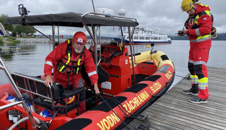 Záchranáři na Lipně měli letos méně zásahů. Vyjížděli ke srážce plachetnic nebo tonoucímu koni