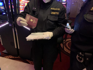 Při noční policejní kontrole se v jednom kasinu bavilo šedesát hostů.