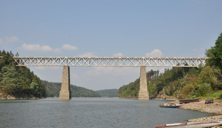 Železniční ocelový příhradový most, postavený na konci 80. let 19. století u osady Červená.