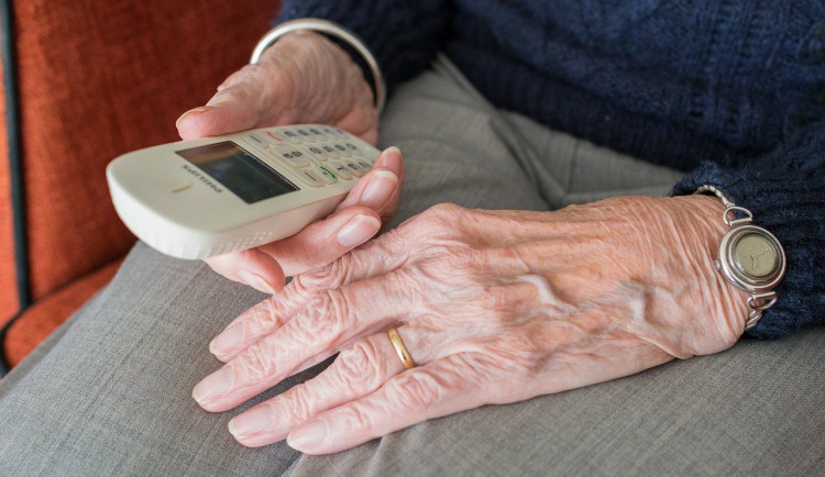 Váš syn havaroval a potřebuje peníze, tvrdil falešný lékař. Seniorky neoklamal
