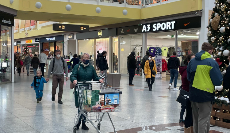 Brňané berou útokem obchodní centra, narychlo shánějí dárky, potraviny i vakcínu