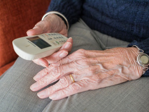 Váš syn havaroval a potřebuje peníze, tvrdil falešný lékař. Seniorky neoklamal