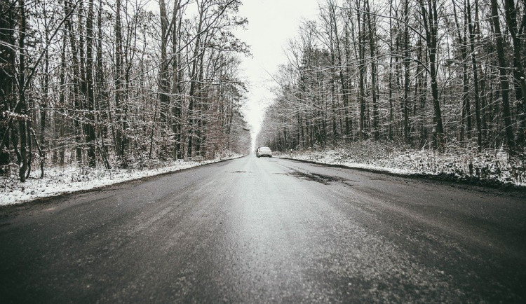 V Česku hrozí v úterý ledovka, může způsobit problémy řidičům