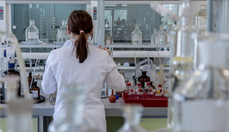 Lidé v Brně mohou využít antivirotika proti koronaviru. Rizika snižují o třicet procent