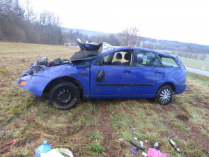 Muž se zákazem řízení a dvěma promile najel do příkopu. Auto skončilo na střeše