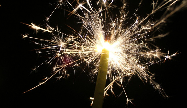 Silvestry se nesou ve znamení zranění pyrotechnikou. Na vině bývá špatná manipulace