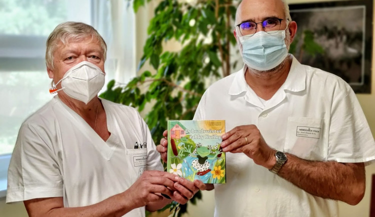 Primář dětského oddělení MUDr. Karel Chytrý )v