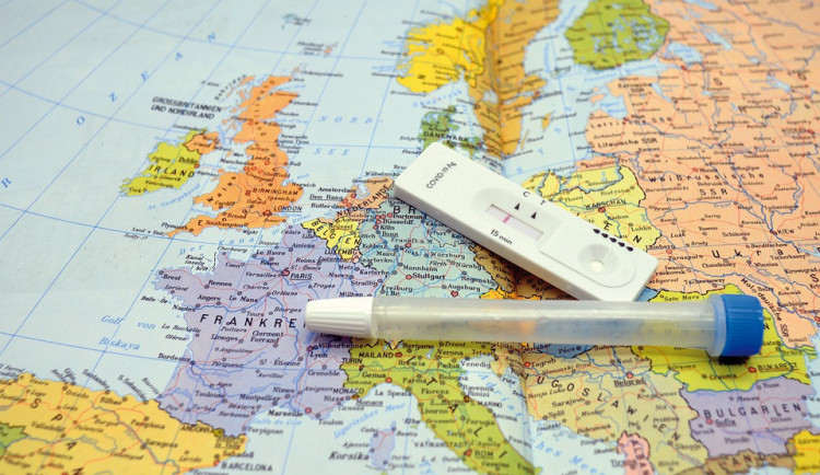 Vláda chce, aby firmy od 17. ledna testovaly všechny pracovníky dvakrát týdně