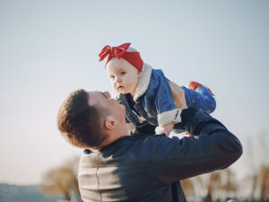Otcovská dovolená je od Nového roku delší, dostupnější je i ošetřovné