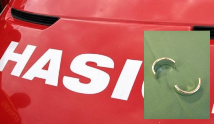 Muži se zasekl kovový kroužek na přirození. Hasiči ho museli rozříznout bruskou