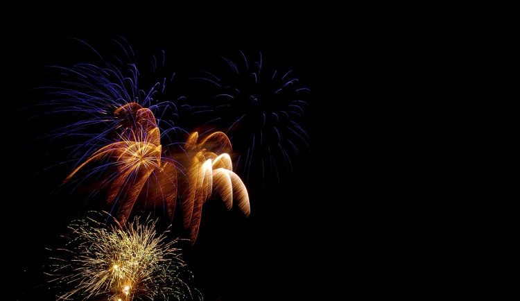 Zábavní pyrotechnika těžce zranila dva muže v obličeji