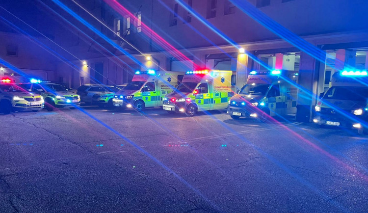 Záchytka byla plná po osmé hodině večer. Záchranáři ošetřovali zranění od pyrotechniky, ale i podnapilé nezletilé