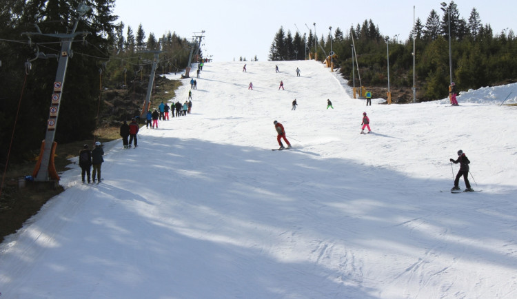 Lipno zrušilo večerní lyžování, Zadov zavřel kvůli oblevě jednu sjezdovku