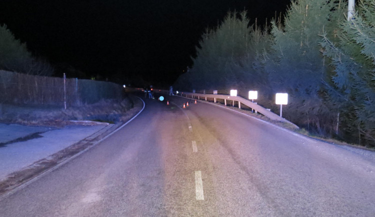 Řidič srazil u Nedabyle chodce, který na místě zemřel. Policie žádá o pomoc s vyšetřováním
