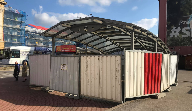 Příští týden umístí trvalé zábrany na podchod u budějckého nádraží